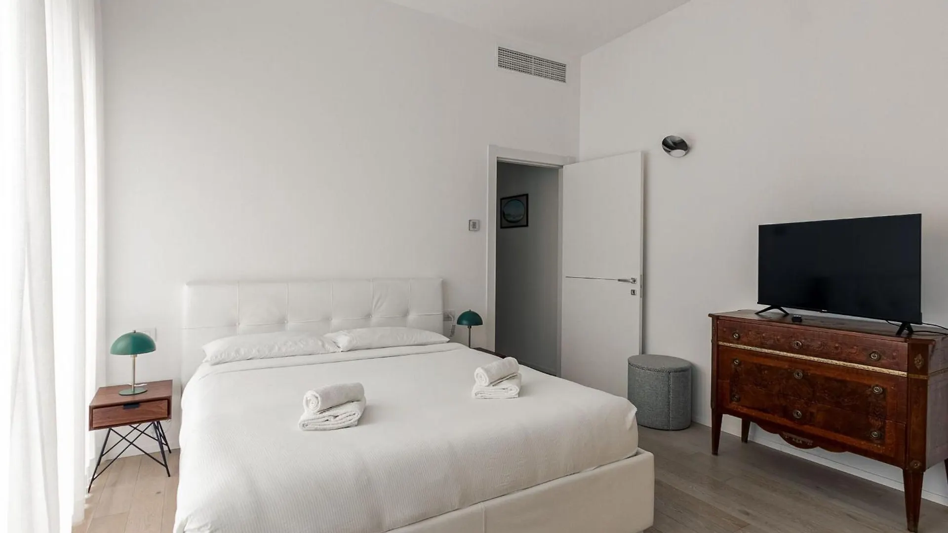 Palazzo Visconti Di Modrone, Two Beautiful City Apartments By Halldis Milan