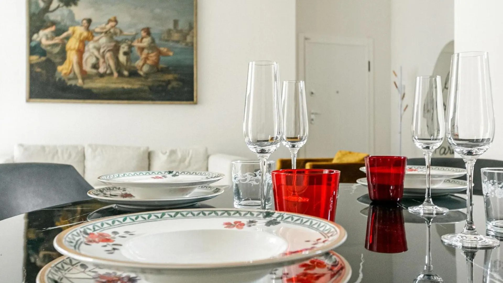 Palazzo Visconti Di Modrone, Two Beautiful City Apartments By Halldis Milan