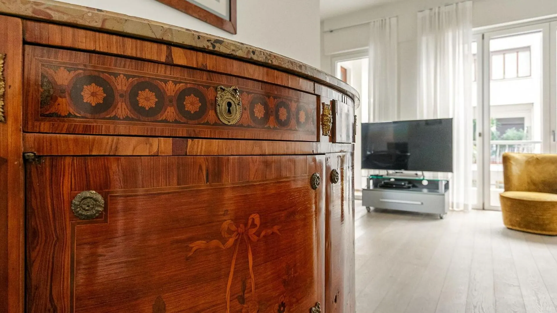 Palazzo Visconti Di Modrone, Two Beautiful City Apartments By Halldis Μιλάνο