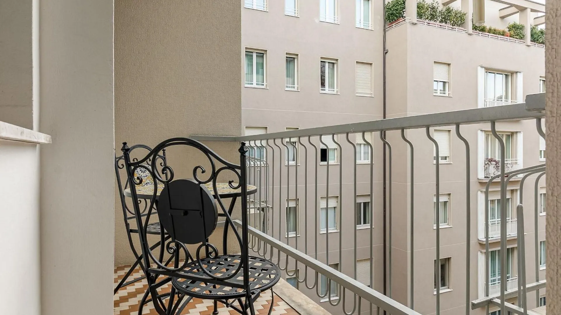 Palazzo Visconti Di Modrone, Two Beautiful City Apartments By Halldis Milan
