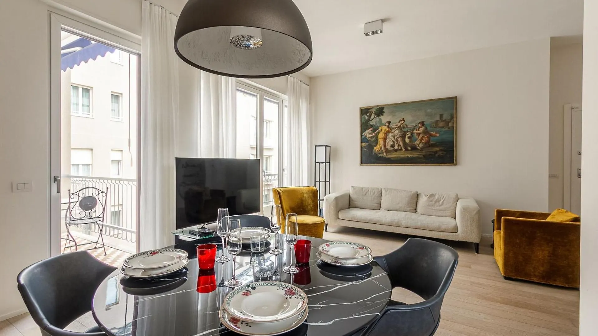 Palazzo Visconti Di Modrone, Two Beautiful City Apartments By Halldis Μιλάνο