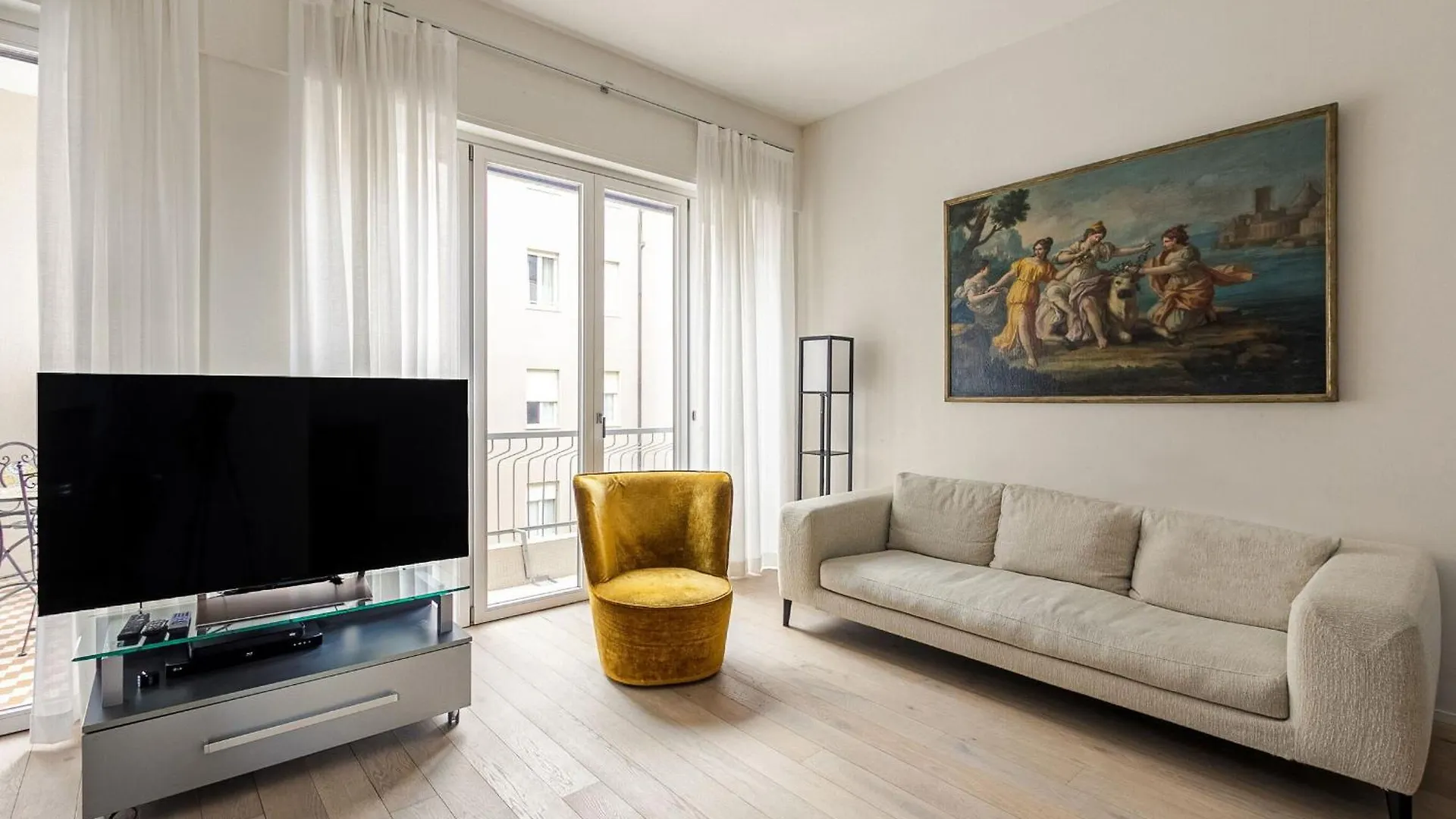 Palazzo Visconti Di Modrone, Two Beautiful City Apartments By Halldis Milan