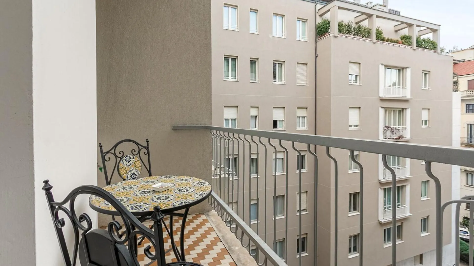 Palazzo Visconti Di Modrone, Two Beautiful City Apartments By Halldis Milan