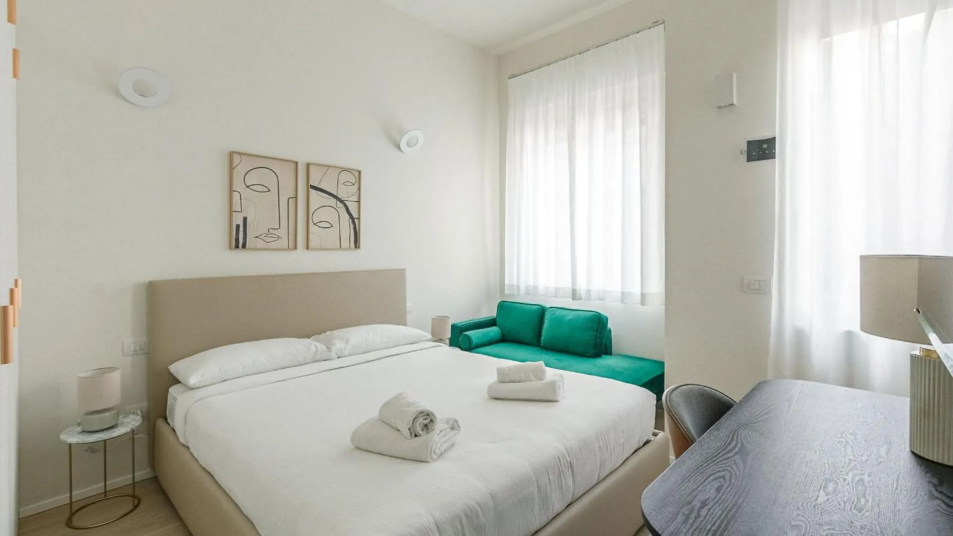 Palazzo Visconti Di Modrone, Two Beautiful City Apartments By Halldis Milan