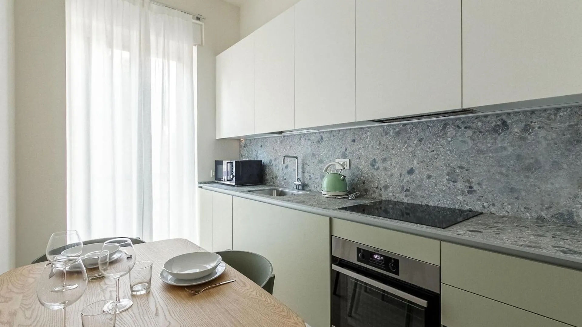 Palazzo Visconti Di Modrone, Two Beautiful City Apartments By Halldis Milan