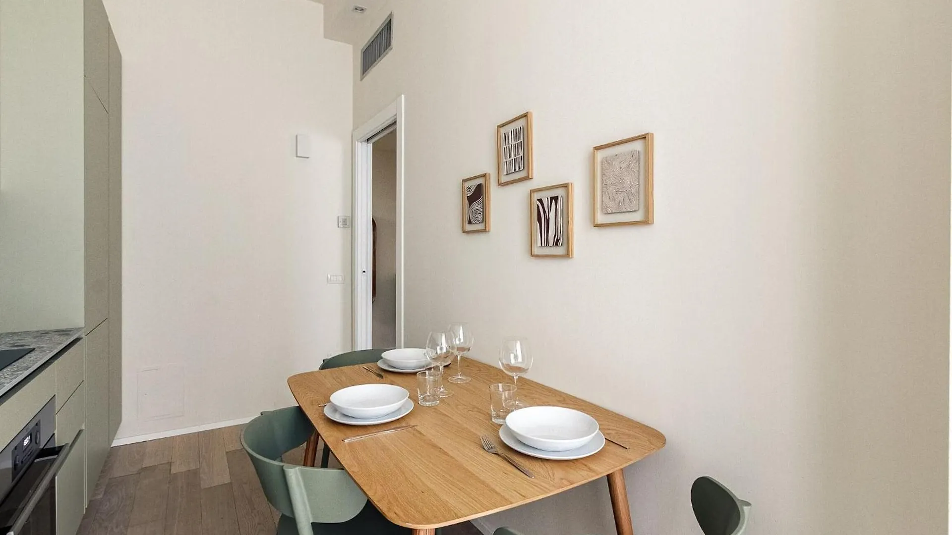 Palazzo Visconti Di Modrone, Two Beautiful City Apartments By Halldis Μιλάνο