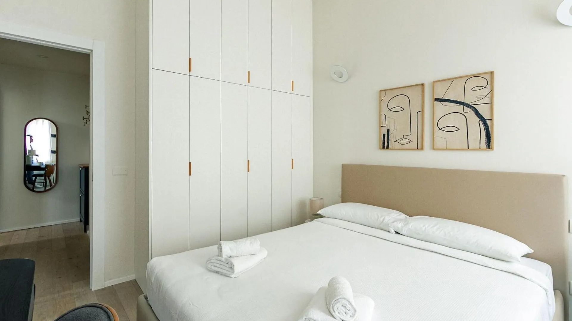 Palazzo Visconti Di Modrone, Two Beautiful City Apartments By Halldis Μιλάνο