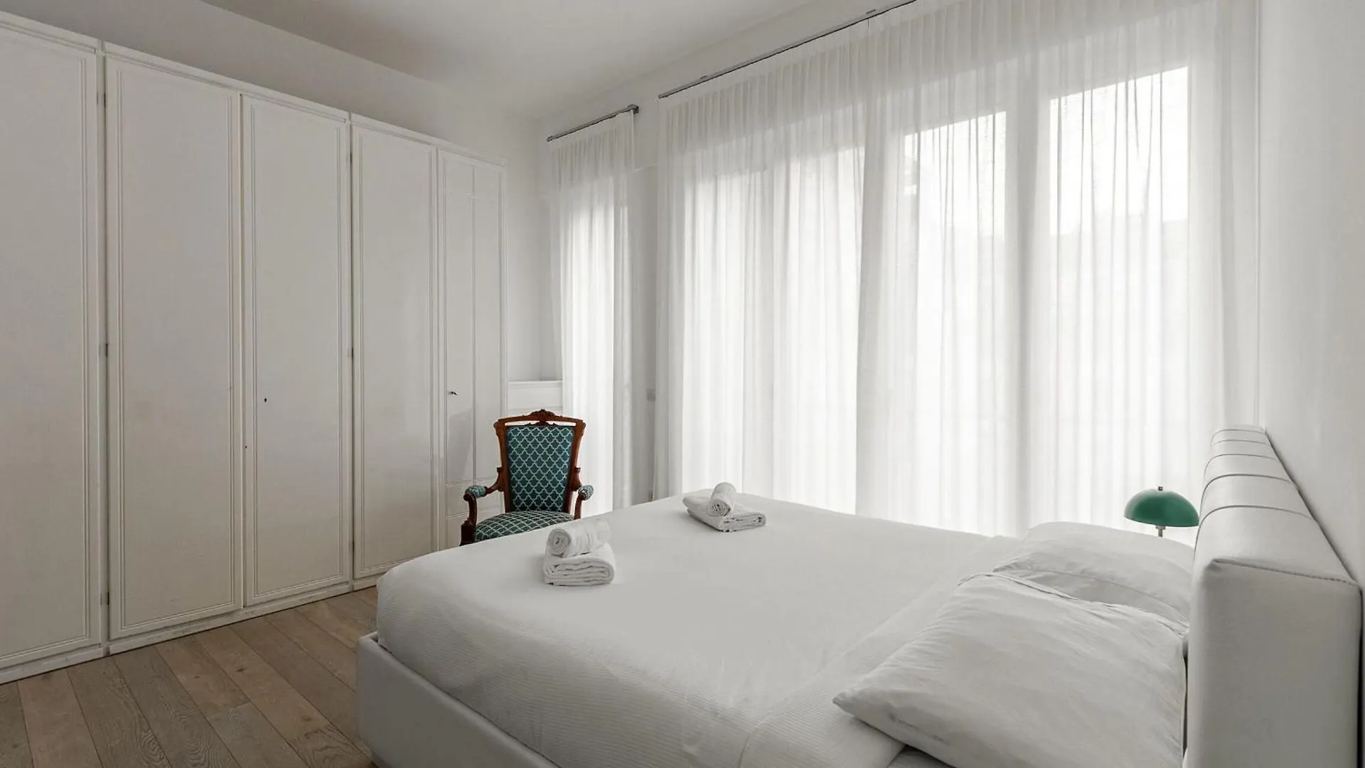 Palazzo Visconti Di Modrone, Two Beautiful City Apartments By Halldis Milánó