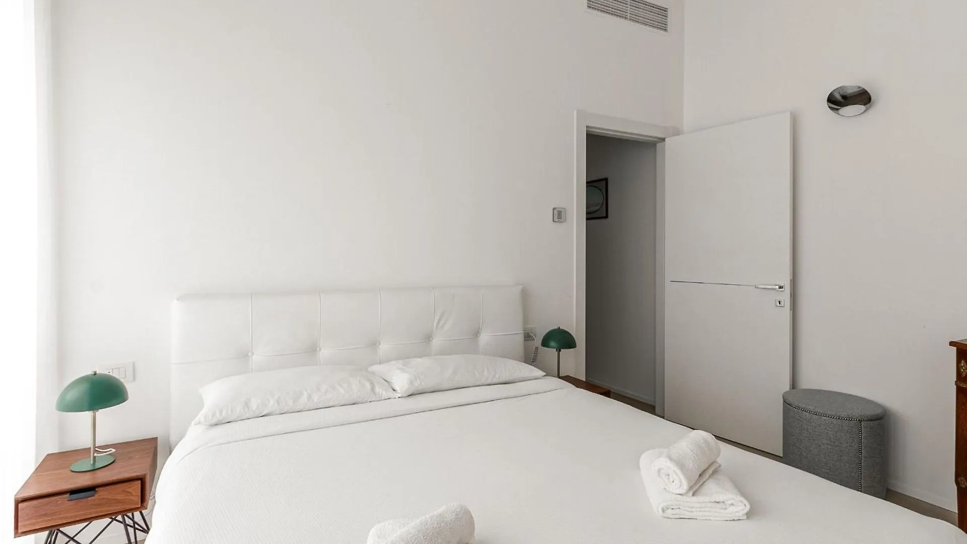 Palazzo Visconti Di Modrone, Two Beautiful City Apartments By Halldis Milánó 0*,