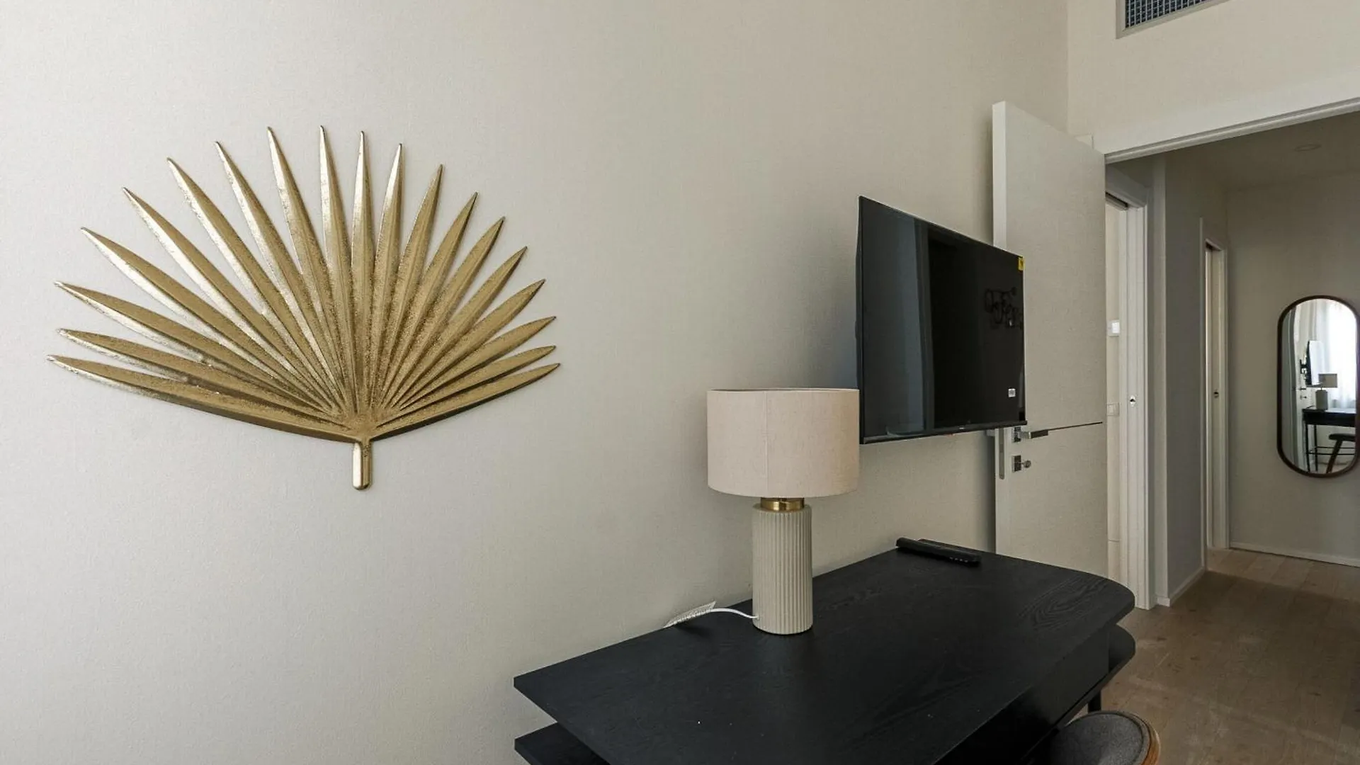 Palazzo Visconti Di Modrone, Two Beautiful City Apartments By Halldis Milánó