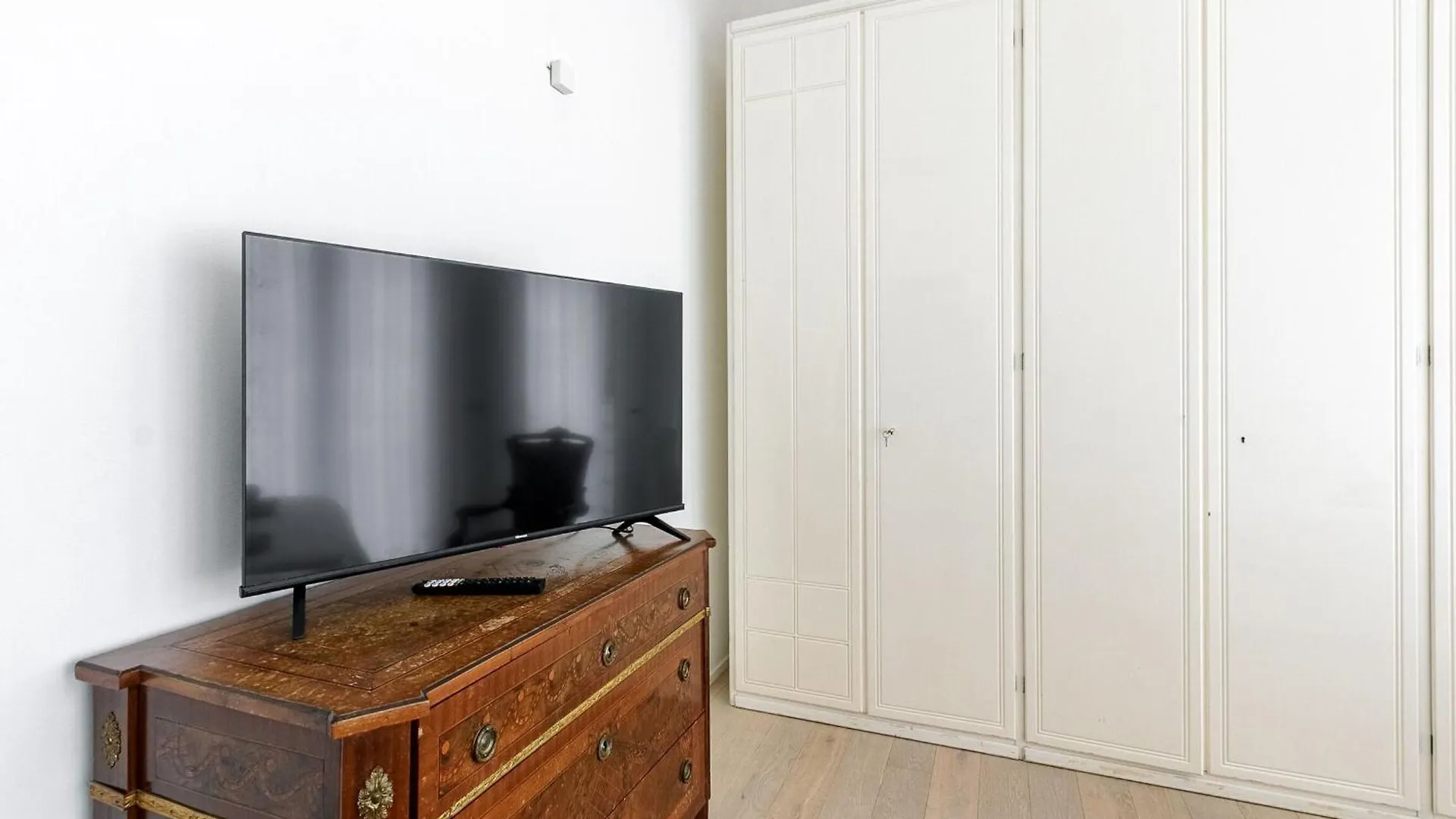 Palazzo Visconti Di Modrone, Two Beautiful City Apartments By Halldis Milaan