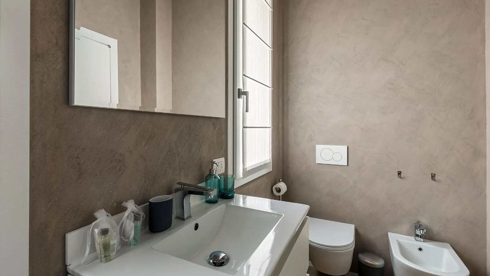 Palazzo Visconti Di Modrone, Two Beautiful City Apartments By Halldis Milan
