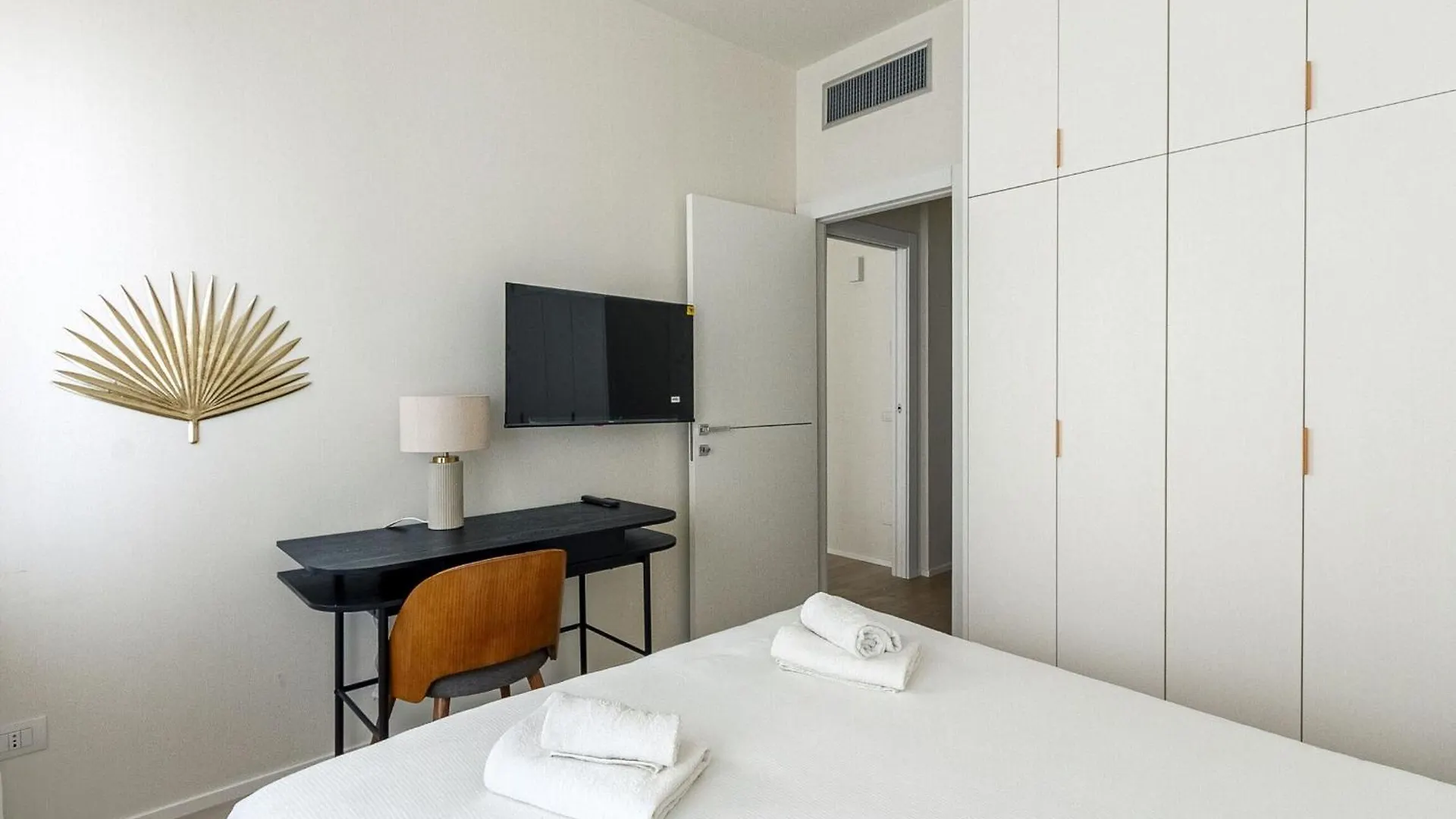 Palazzo Visconti Di Modrone, Two Beautiful City Apartments By Halldis Milan